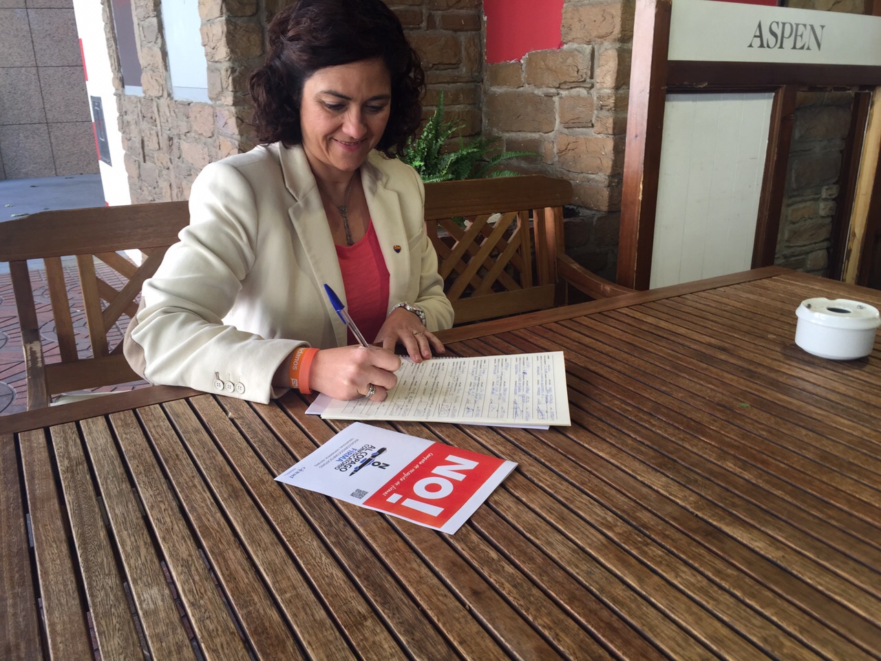 Susana Gaspar firmando acuerdo con CERMI