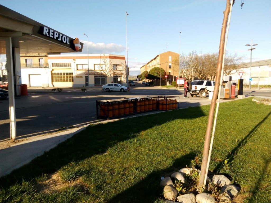 zona del parque de la urbanización UE-18 con acceso a la gasolinera