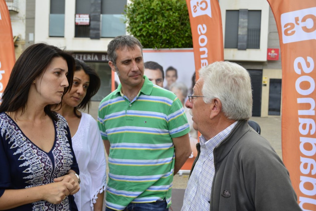 Nomaya Prats, Loreto Camañes y Ramiro Domínguez escuchando las peticiones de los vecinos