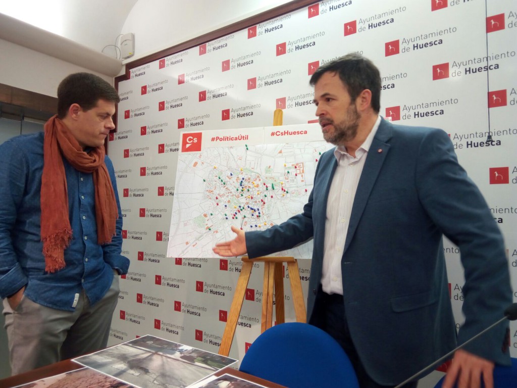Enrique Novella y José Luis Cadena explican algunas de las incidencias localizadas en las calles de Huesca