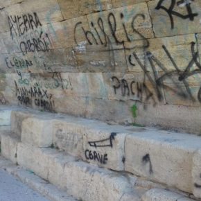 Ciudadanos pide a ZeC que limpie los grafitis que afean el puente de Piedra