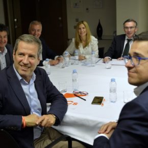 Ciudadanos tiende la mano a cualquier partido “centrado, moderado y liberal” para sumarse a un proyecto “aragonés, español y europeísta” para gobernar Aragón Ciudadanos tiende la mano a cualquier partido “centrado, moderado y liberal” para sumarse a un proyecto “aragonés, español y europeísta” para gobernar Aragón