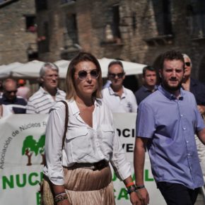 Lourdes Guillén: “Hay que resarcir de forma adecuada a quienes sufren la reintroducción de osos en el Pirineo” Lourdes Guillén: “Hay que resarcir de forma adecuada a quienes sufren la reintroducción de osos en el Pirineo”