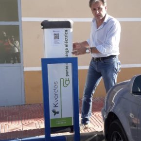 El Ayuntamiento de Utrillas instala un poste de recarga para vehículos eléctricos
