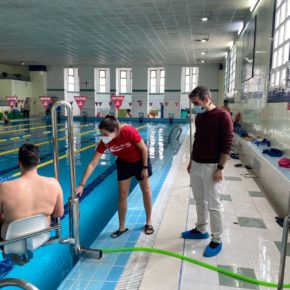 El Ayuntamiento de Teruel equipa las piscinas municipales con ascensores acuáticos para personas con movilidad reducida El Ayuntamiento de Teruel equipa las piscinas municipales con ascensores acuáticos para personas con movilidad reducida