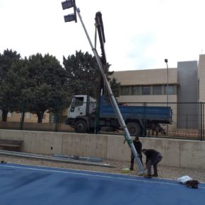 El Ayuntamiento de Teruel ilumina las pistas de tenis del complejo deportivo José Navarro Bau El Ayuntamiento de Teruel ilumina las pistas de tenis del complejo deportivo José Navarro Bau