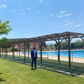 El Ayuntamiento de Teruel instala una pérgola en la piscina de Los Planos