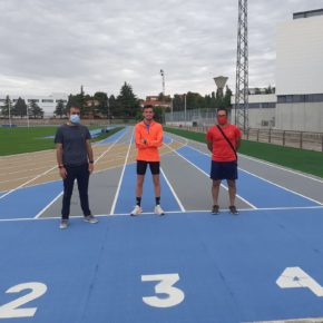 El concejal de Deportes visita al atleta olímpico Carlos Mayo en su entrenamiento en las pistas de atletismo José Navarro Bau El concejal de Deportes visita al atleta olímpico Carlos Mayo en su entrenamiento en las pistas de atletismo José Navarro Bau