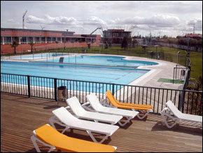 Cs La Muela pide bonificaciones en el precio de las piscinas para familias numerosas o monoparentales