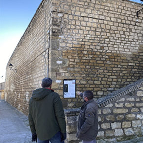El Ayuntamiento de Fuendetodos alerta del estado del muro de la calle de la Fuente al agrandarse una grieta en la pared